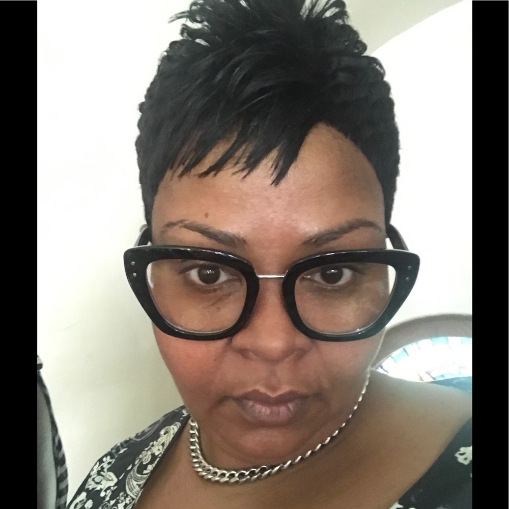 Meet your Posher, Tee