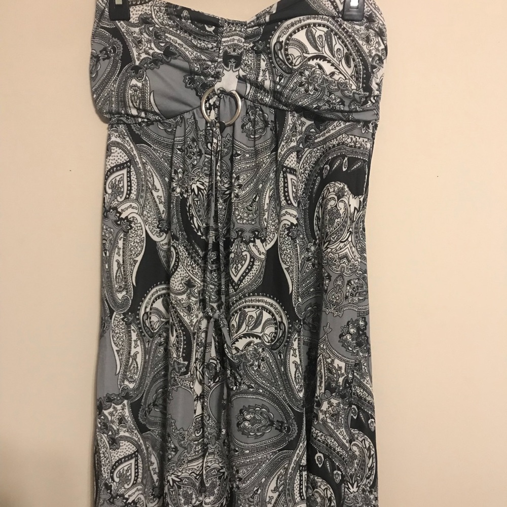 Black and white sleeveless paisley dress