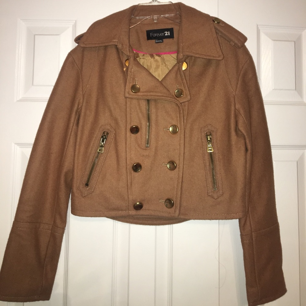 Camel short jacket. Gold details