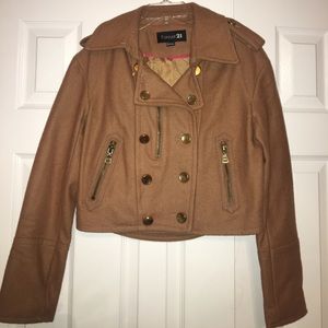 Camel short jacket. Gold details