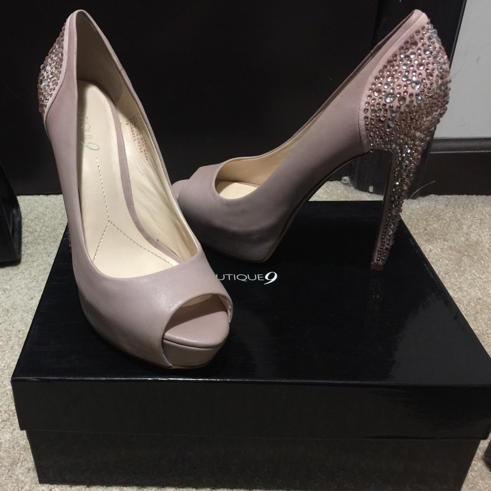 Nine West boutique 9 leather light pink w/ crystal