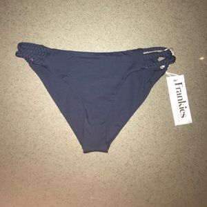 Frankie’s bikini Kaia bottom in navy blue.