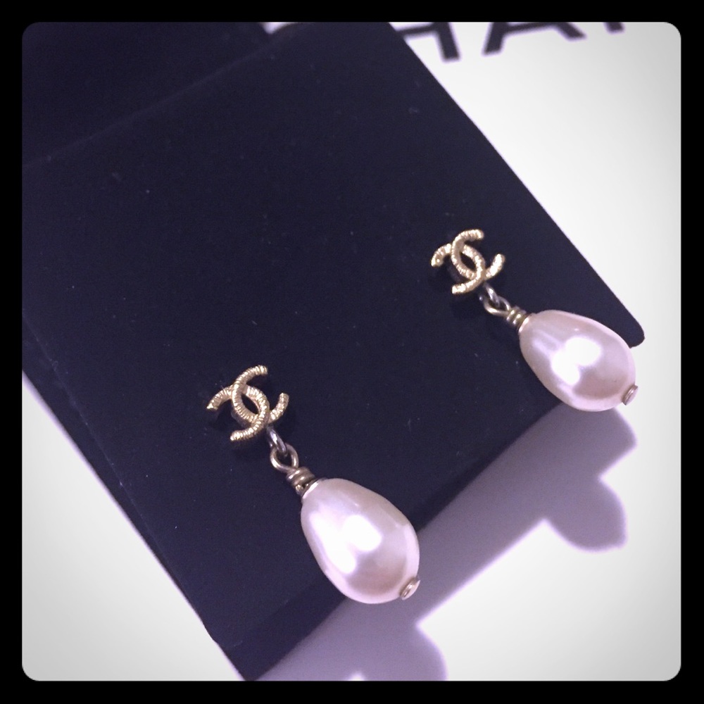 Authentic CHANEL pearl drop earrings