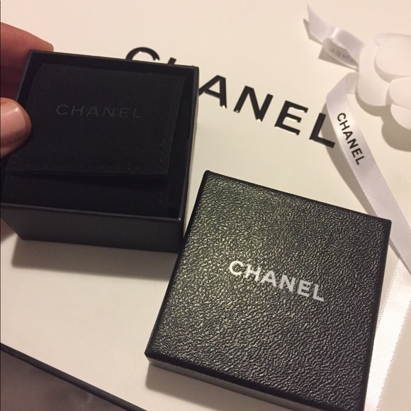 Authentic CHANEL pearl drop earrings - Picture 4 of 4