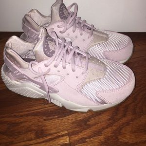 Cutomized light purple hurraches size 8 run small