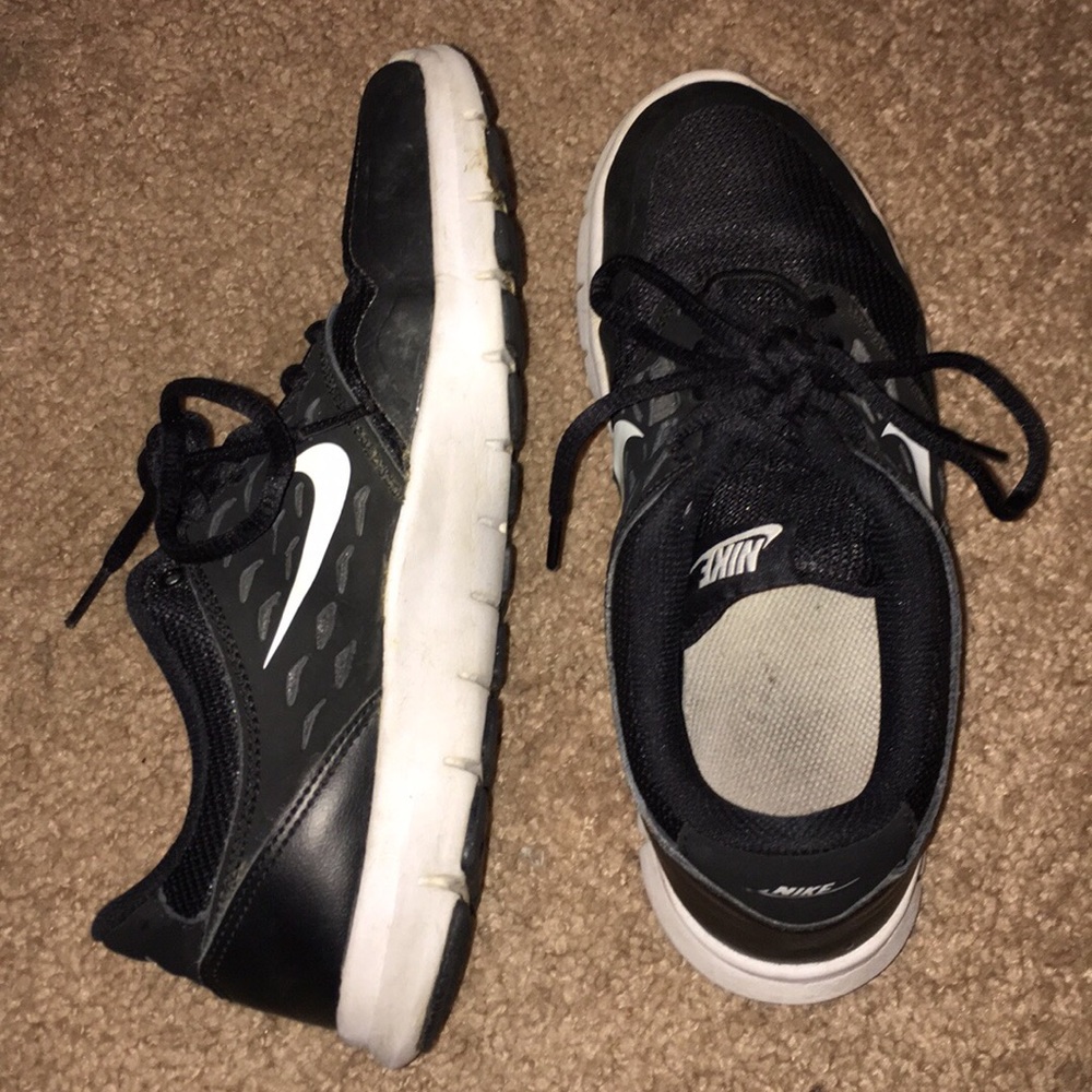 Black nike tennis shoes