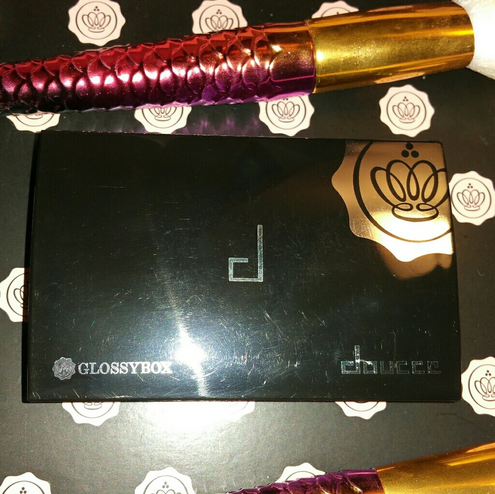 GLOSSYBOX EXCLUSIVE DOUCCE BLUSH DUO + CONTAINER