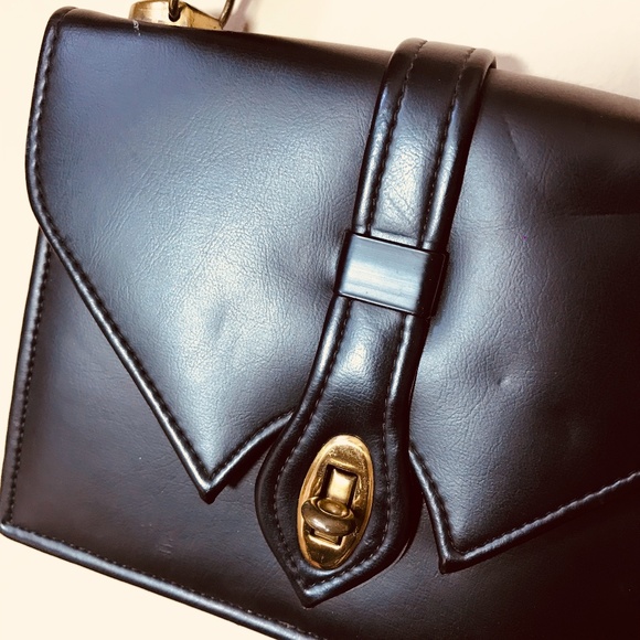 Vintage Handbags - Vintage Black Pocketbook with Brass Hardware