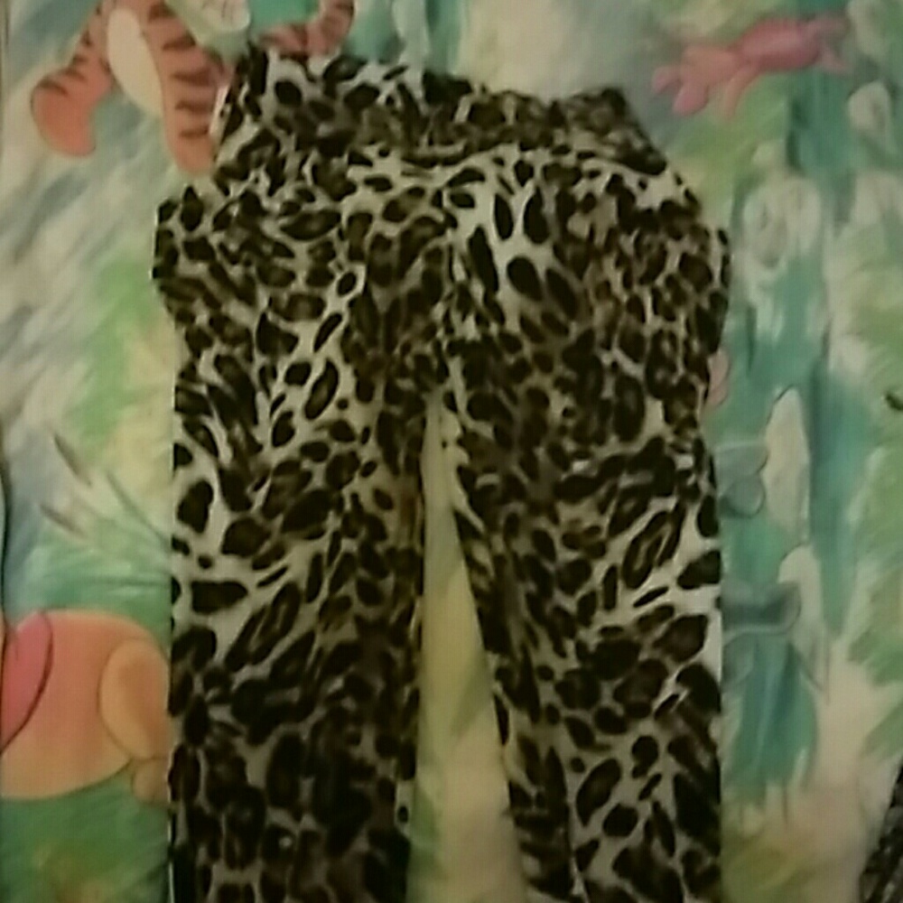 These are cheetah print pants with pockets.