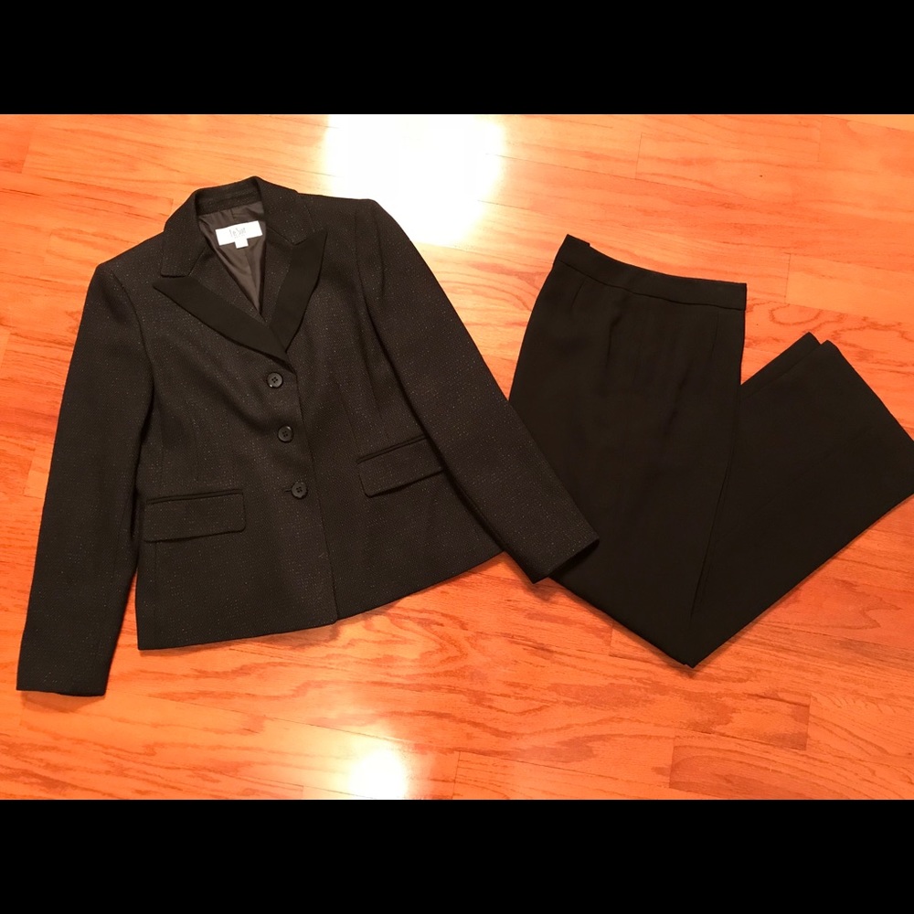 Black LeSuit Lined Pants Suit. Size 6 Petite.