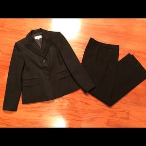Black LeSuit Lined Pants Suit. Size 6 Petite.