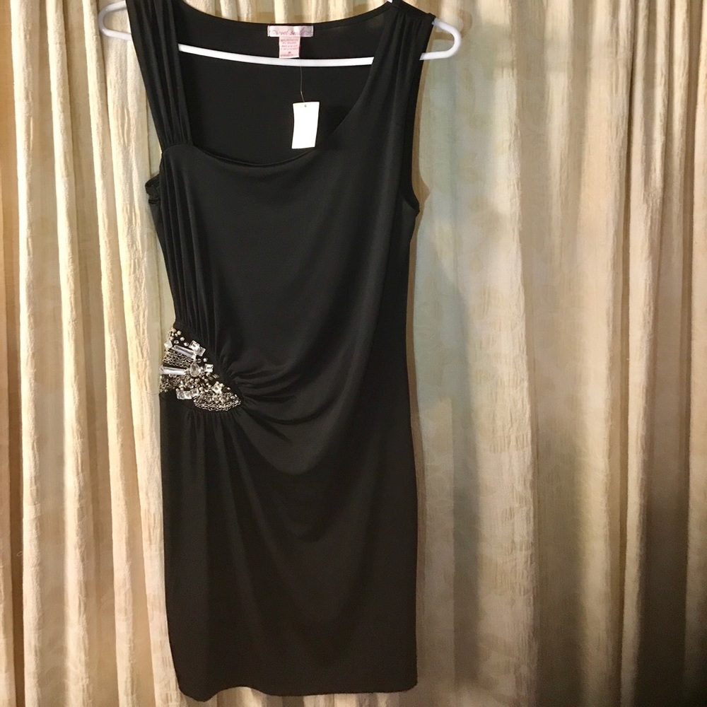 Beautiful sleeveless black dress.