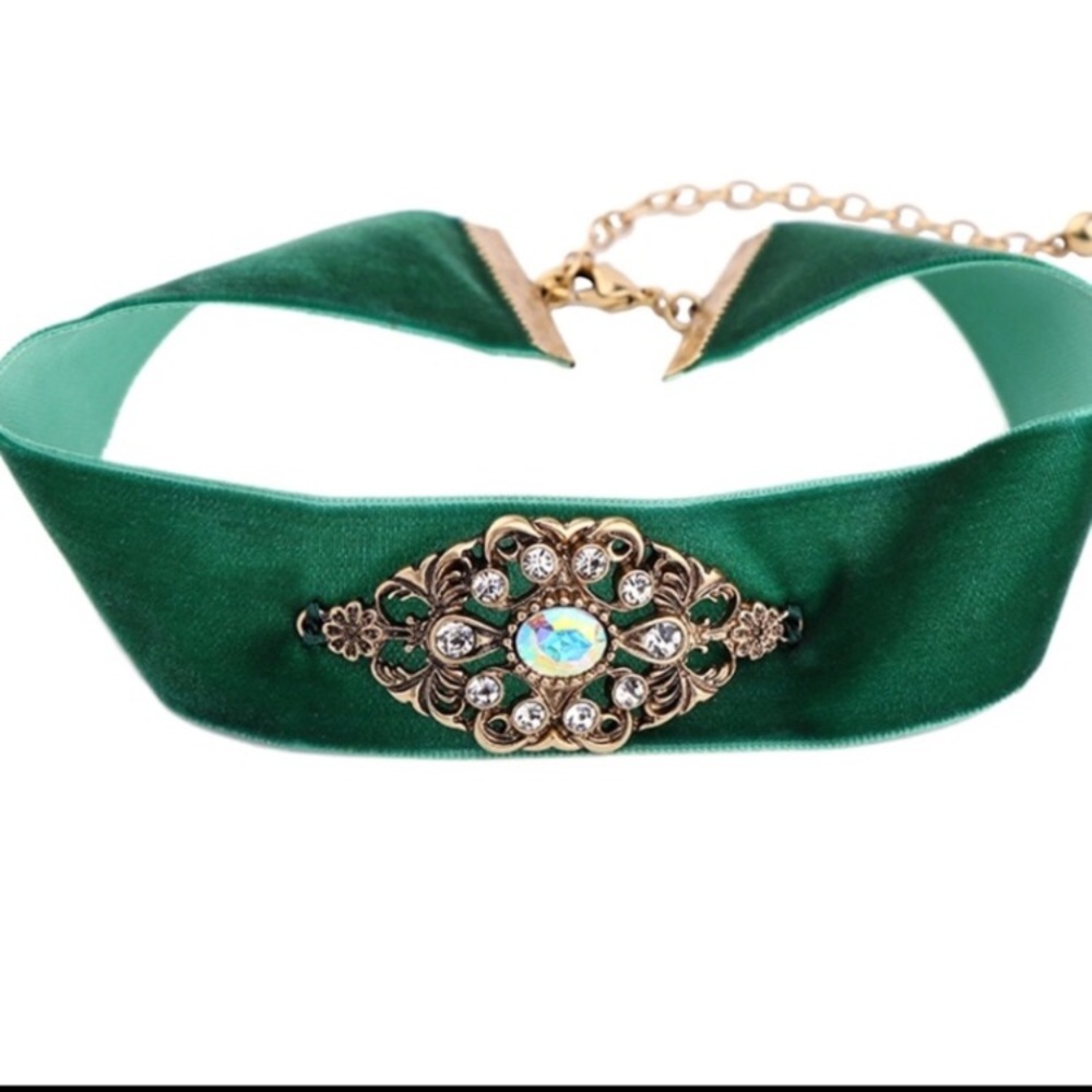 Green choker necklace