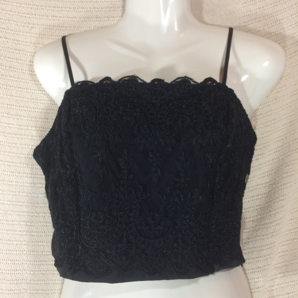 5/$20 KENDAL + KYLIE Black Strap Crop Satin Lace