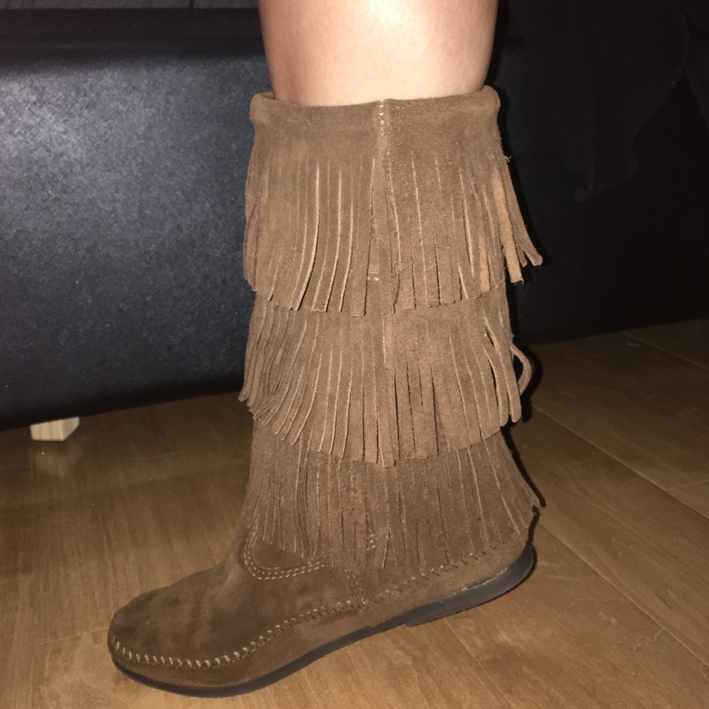 NEW Minnetonka Moccasin Fringe Boots- size 10 