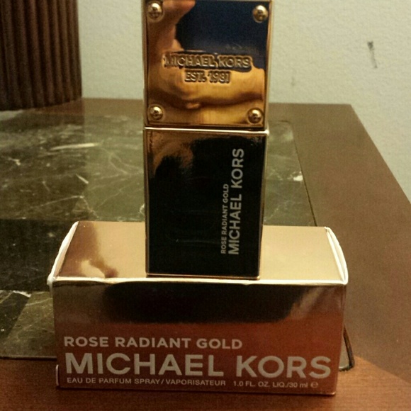 Michael Kors Rose Radiant Gold Perfume Spray - Picture 3 of 3