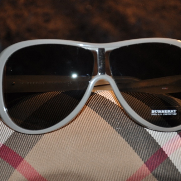NEW BURBERRY GREY AVIATORS UNISEX SUNGLASSES