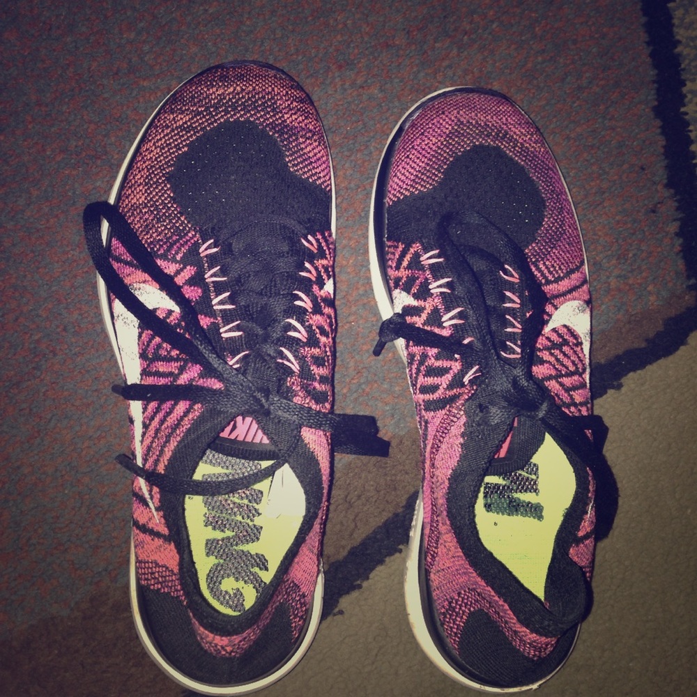 Nike 4.0 flyknit tennis shoes
