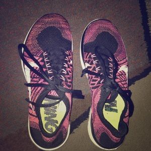 Nike 4.0 flyknit tennis shoes