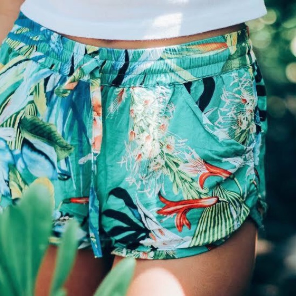 TAHITI LUNA SHORTS. NWT.