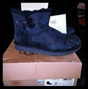 Uggs - Black Minis