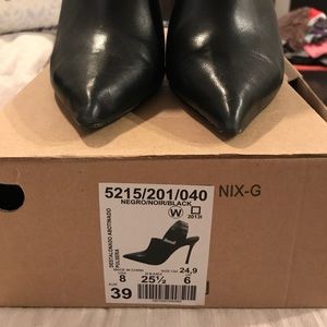 Zara closed toe heeled black shoe