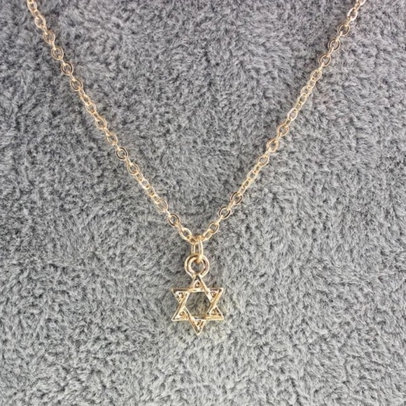 Star of David Dainty Pendant Delicate Necklace - Picture 3 of 4
