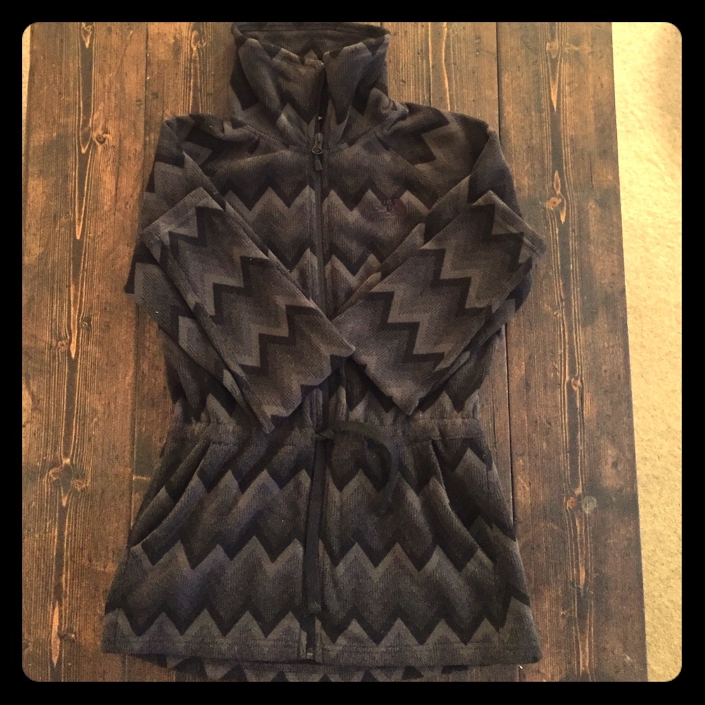 Black and gray North Face fleece