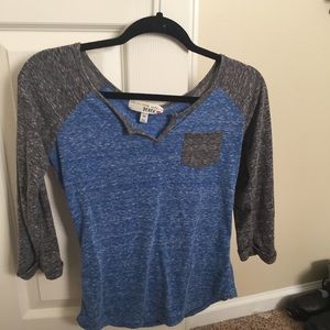 A quarter sleeve shirt