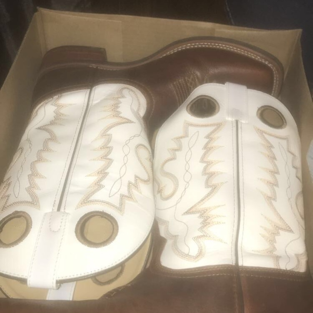 Men size 10 cowboy boots