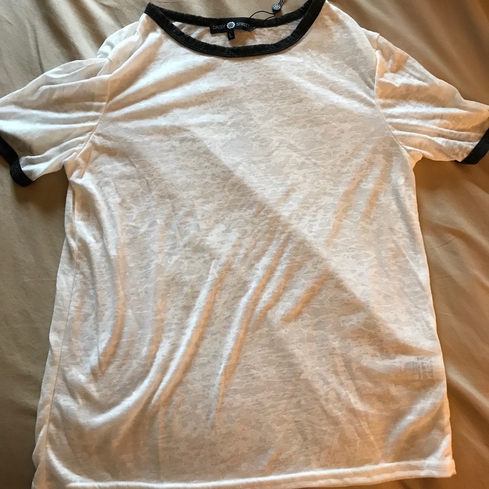 T-shirt similar to One Jessie James Decker wears