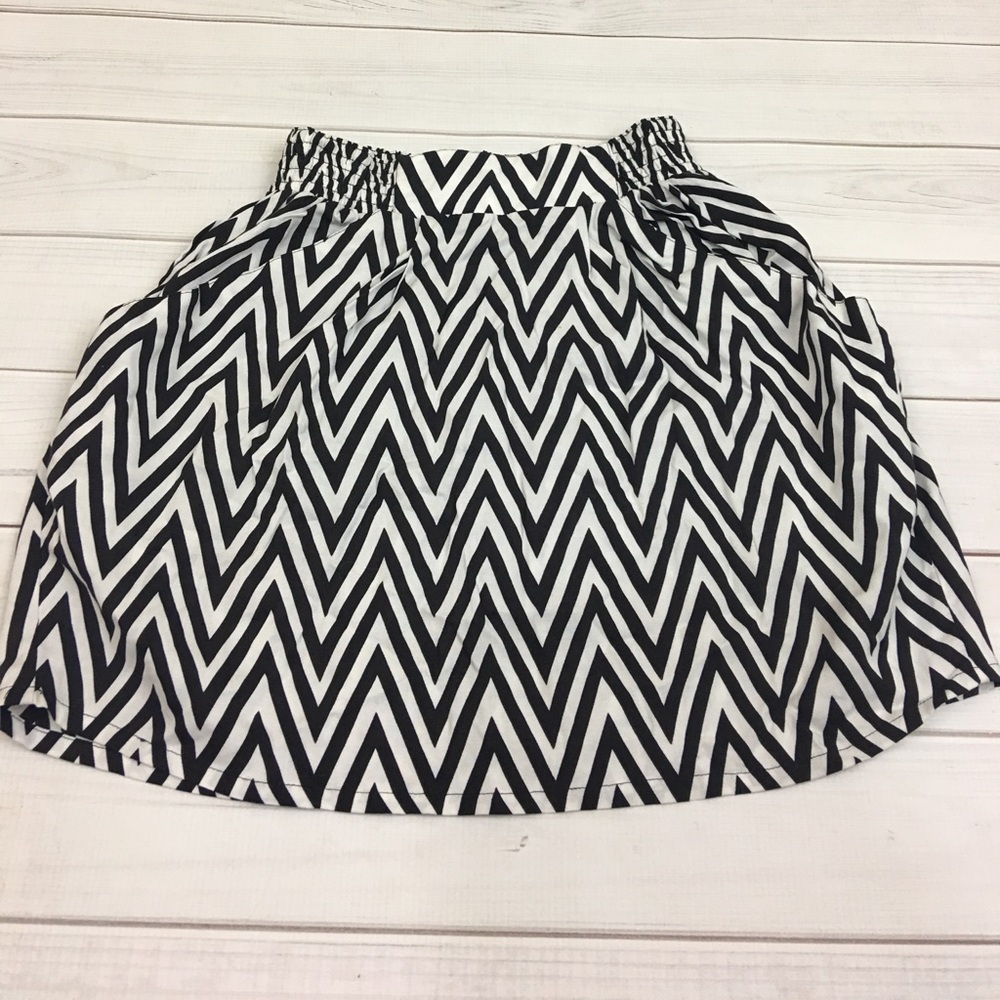 H&M black/white chevron skirt