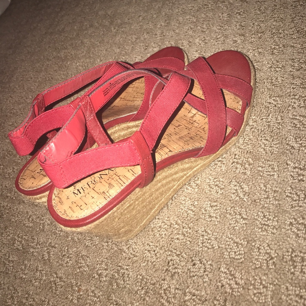 Red pumps - Picture 2 of 3