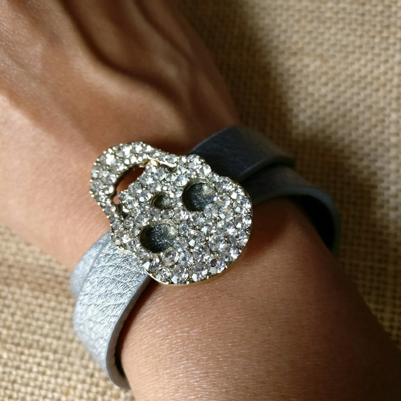 Gray bracelet with skull embellishments - Picture 7 of 8