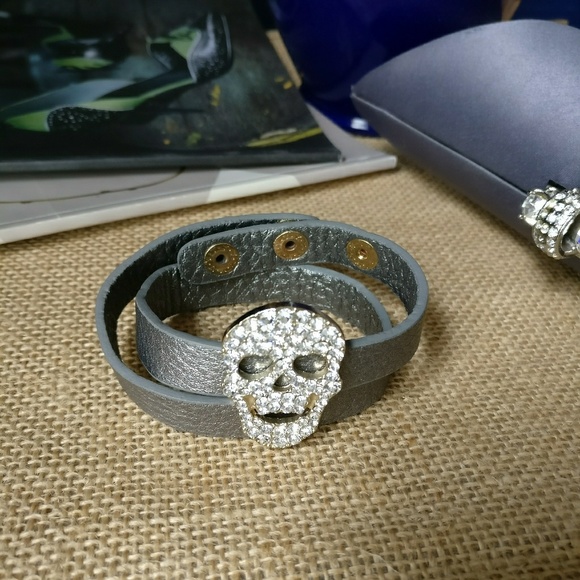 Gray bracelet with skull embellishments - Picture 3 of 8