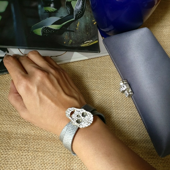 Gray bracelet with skull embellishments - Picture 4 of 8