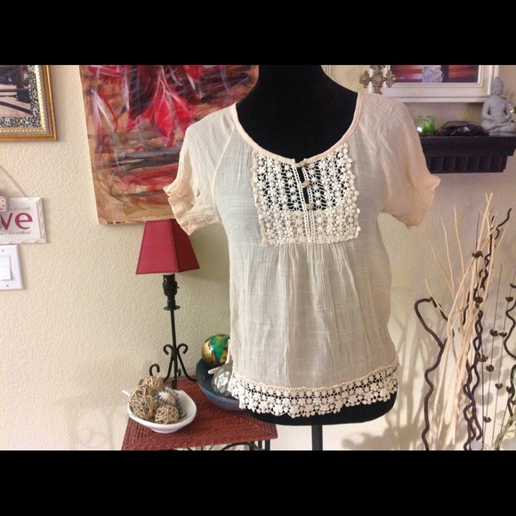 Iris los angeles Tops - Iris Beige Floral Crochet Blouse❌SOLD ❌