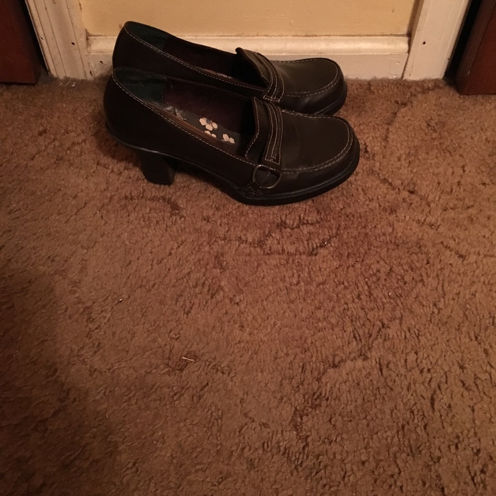 Mudd brown stacked heeled shoe with 3 inch heel.