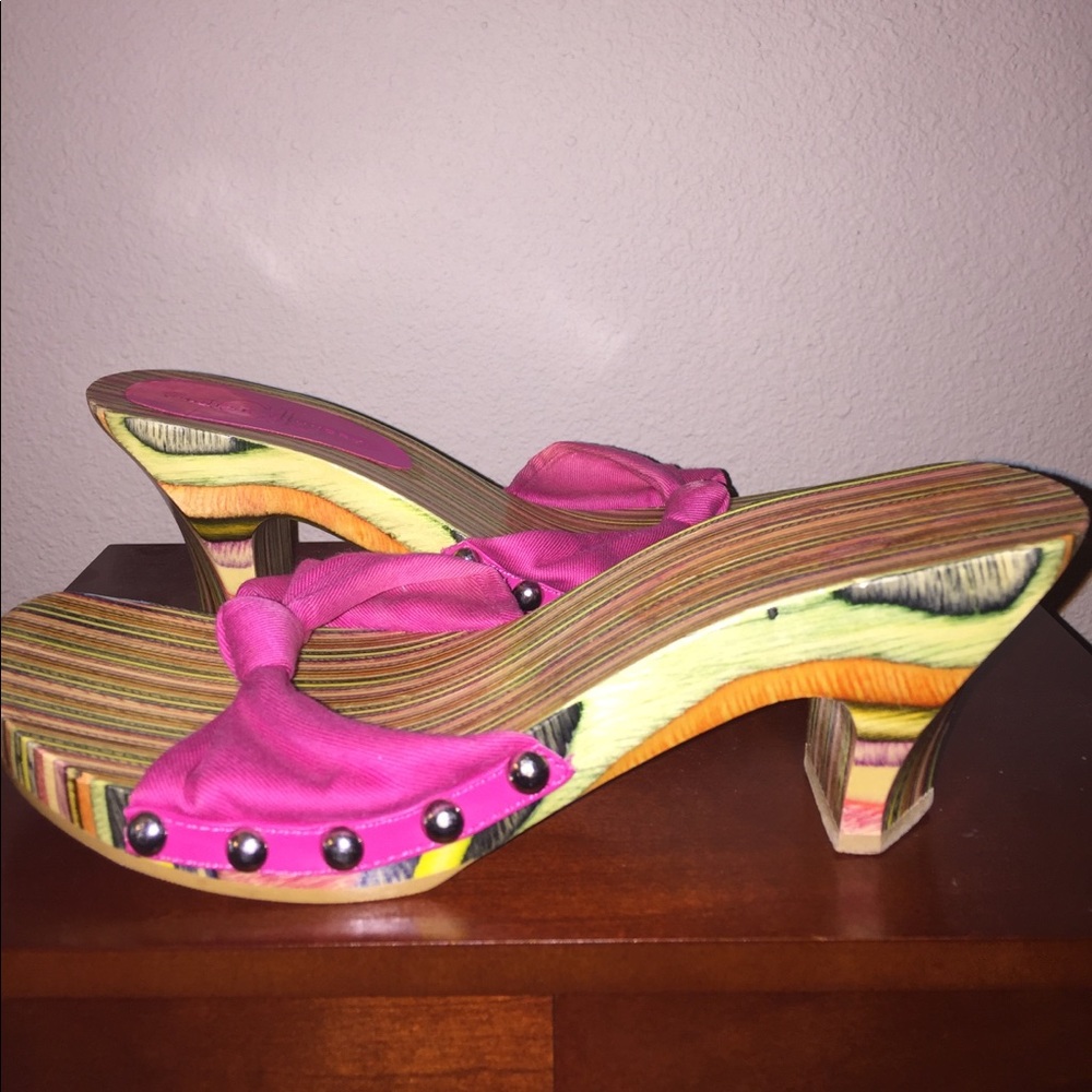 Super cute clogs.