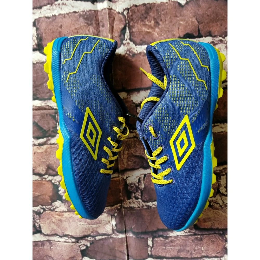 1 left!! Umbro turf soccer shoes