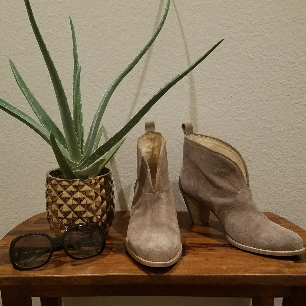 IvyLee tan suede booties sz 38