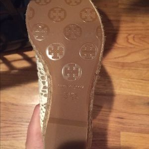 Tory burch off white sandals