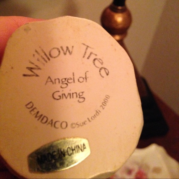 💥SOLD💥Willow Tree Angel of Giving - Picture 4 of 4