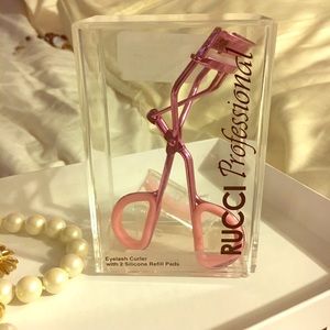 Pink metallic eyelash curler