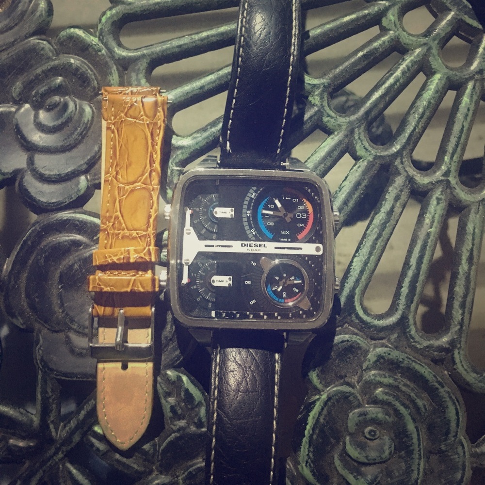 MENS DIESEL WATCH!! WATER RESISTANT W/EXTRA STRAPS