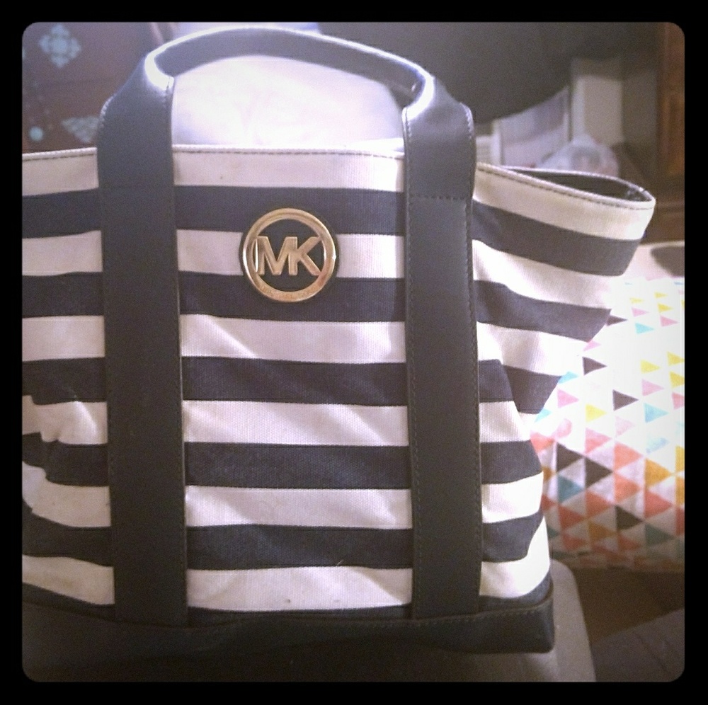 Lrg Michael Kors purse