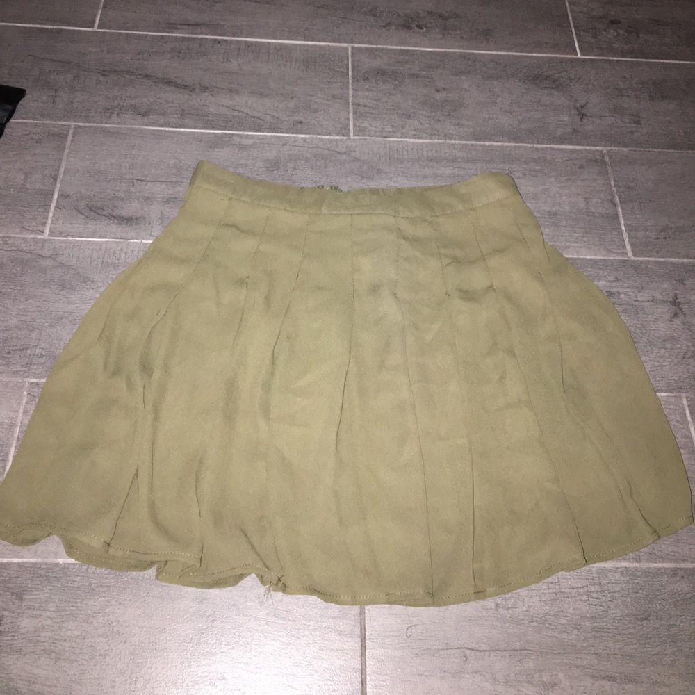 Pleated navy green skirt