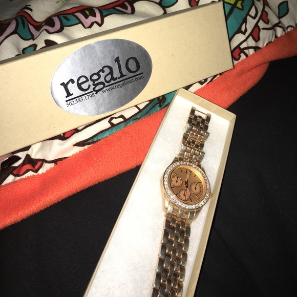 Gold Classy Watch - Picture 3 of 3