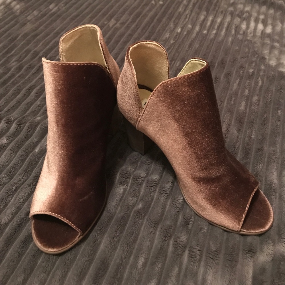 NWOT Steven Madden Kaitt Velvet Peeptoe Booties!