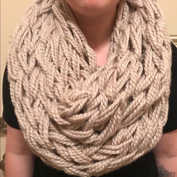 Arm-knit over-size infinity scarf - Picture 1 of 2